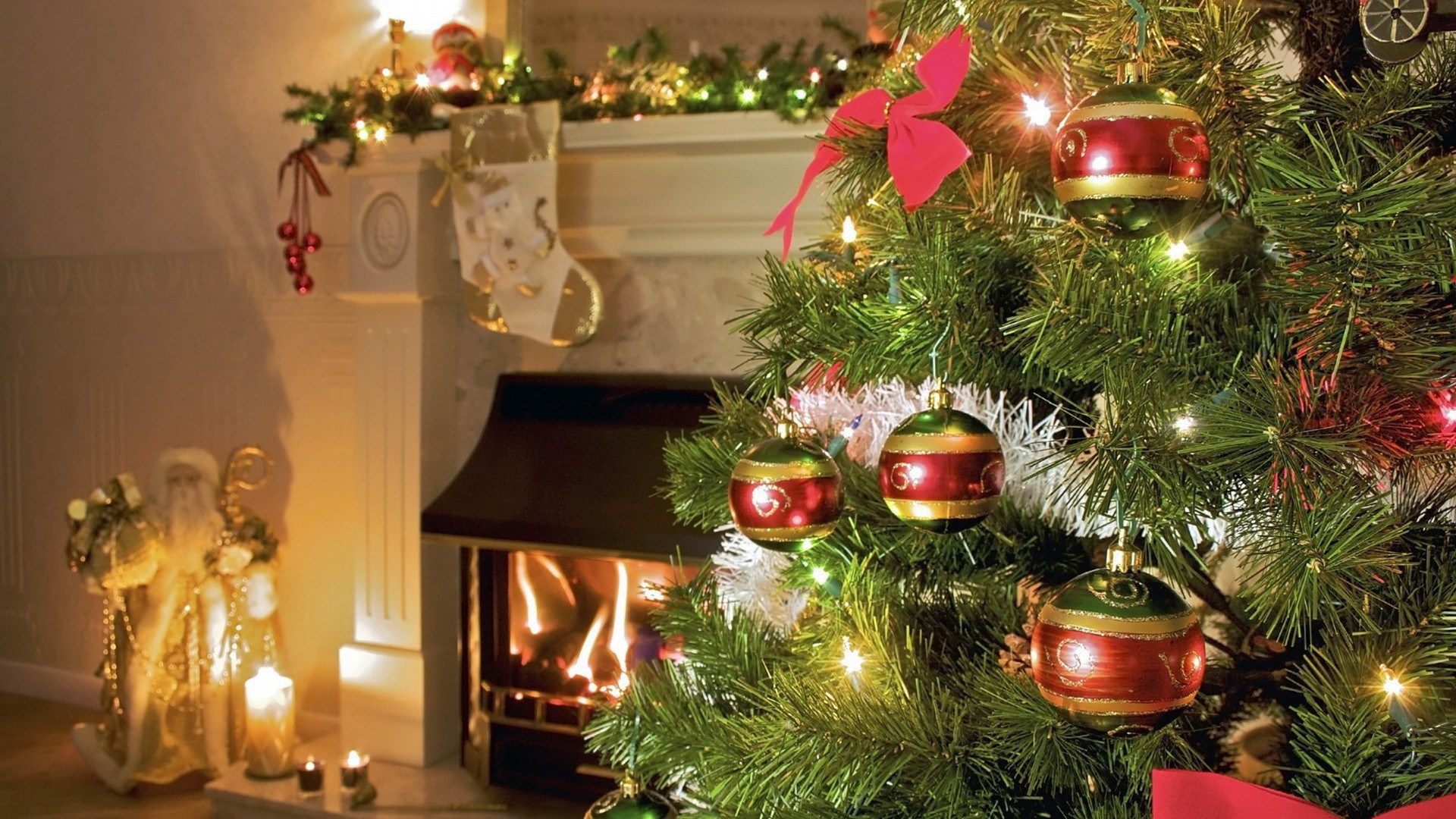 Christmas wallpapers Christmas tree with toys 081792 